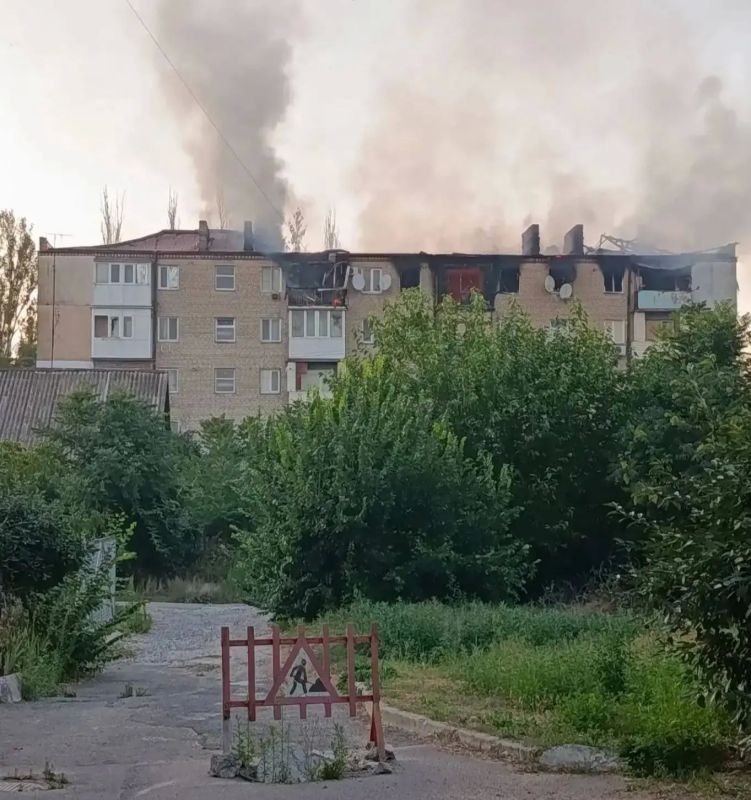 После удара БПЛА в Каховке полностью выгорели шесть квартир После удара БПЛА в Каховке полностью выгорели шесть квартир
