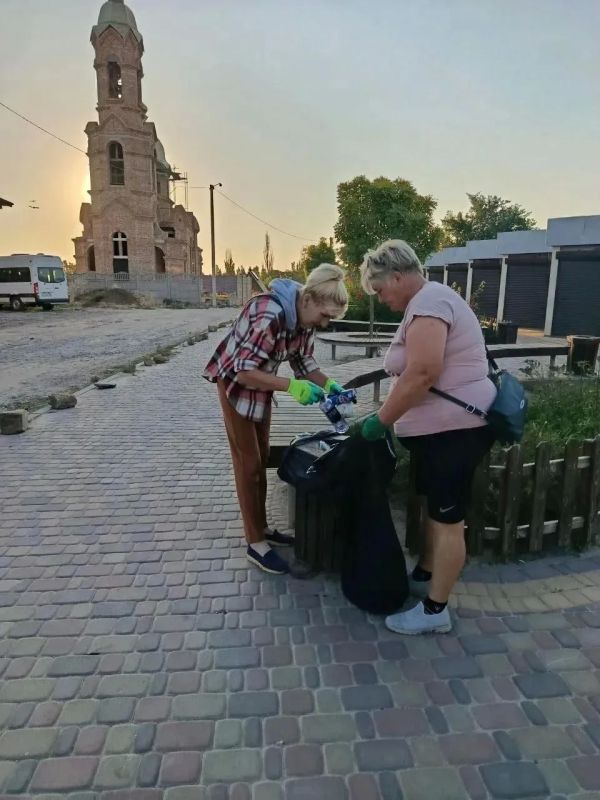 Работники МКУ «Азовкоммунсервис» провели плановые работы по благоустройству