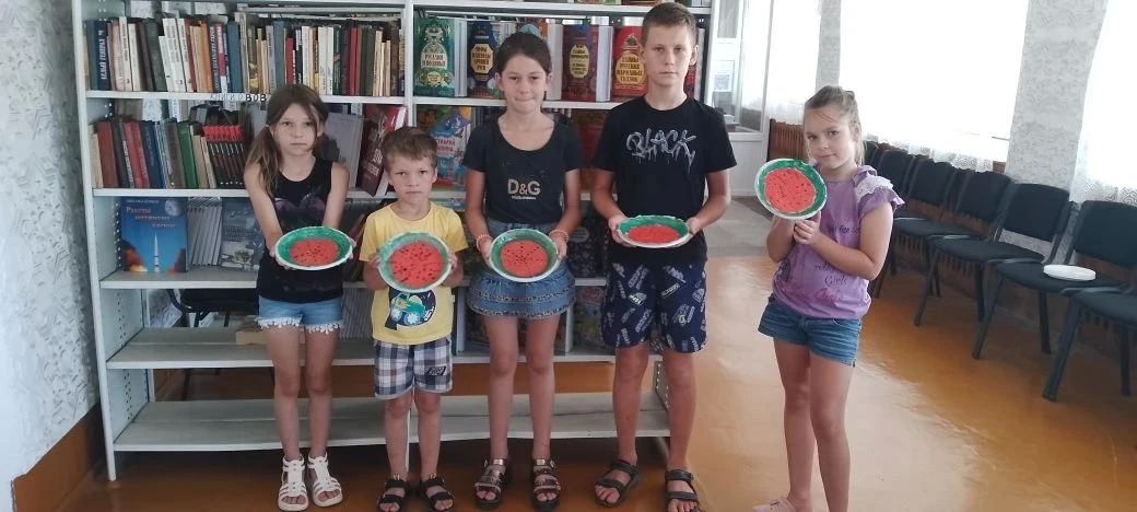 «Веселый арбузник» праздник в Лазурненской библиотеке