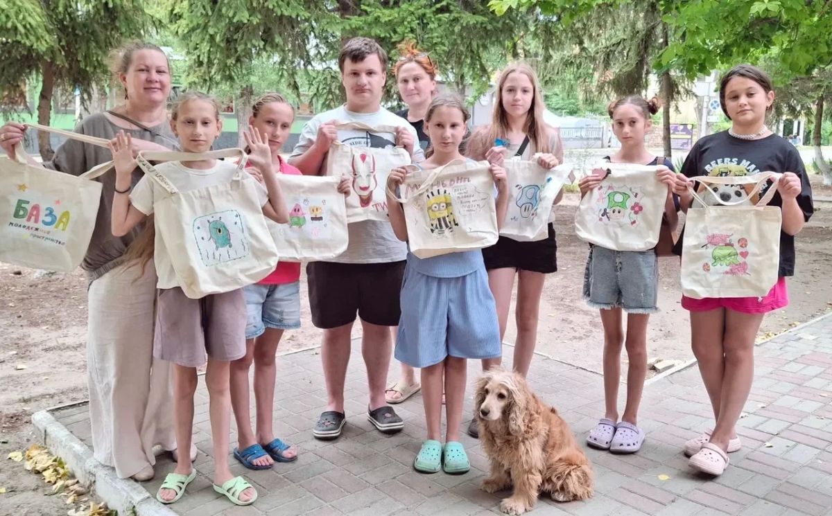 В Скадовске прошёл мастер-класс по росписи многоразовых шопперов В Скадовске прошёл мастер-класс по росписи многоразовых шопперов