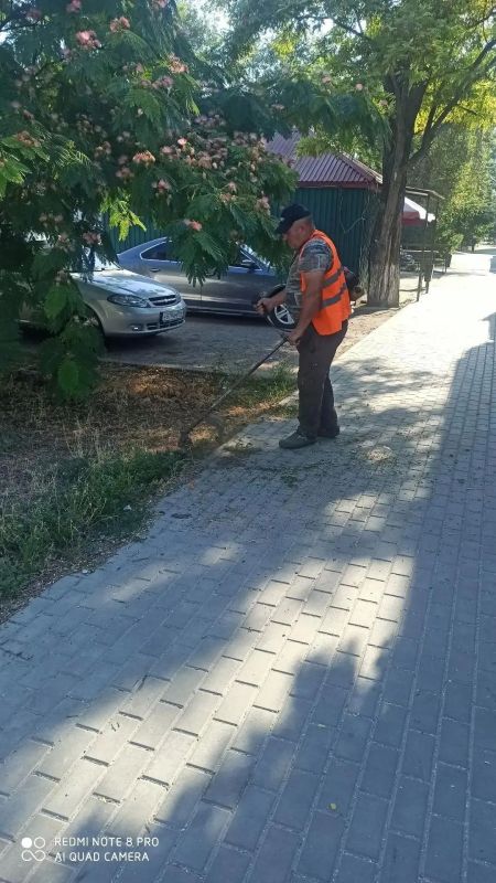 Работники МКУ «Азовкоммунсервис» провели плановые работы по благоустройству Работники МКУ «Азовкоммунсервис» провели плановые работы по благоустройству