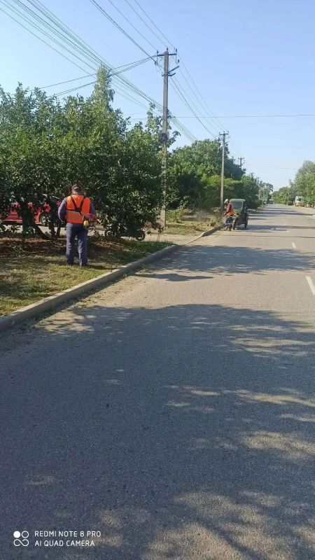 Работники МКУ «Азовкоммунсервис» провели плановые работы по благоустройству Работники МКУ «Азовкоммунсервис» провели плановые работы по благоустройству