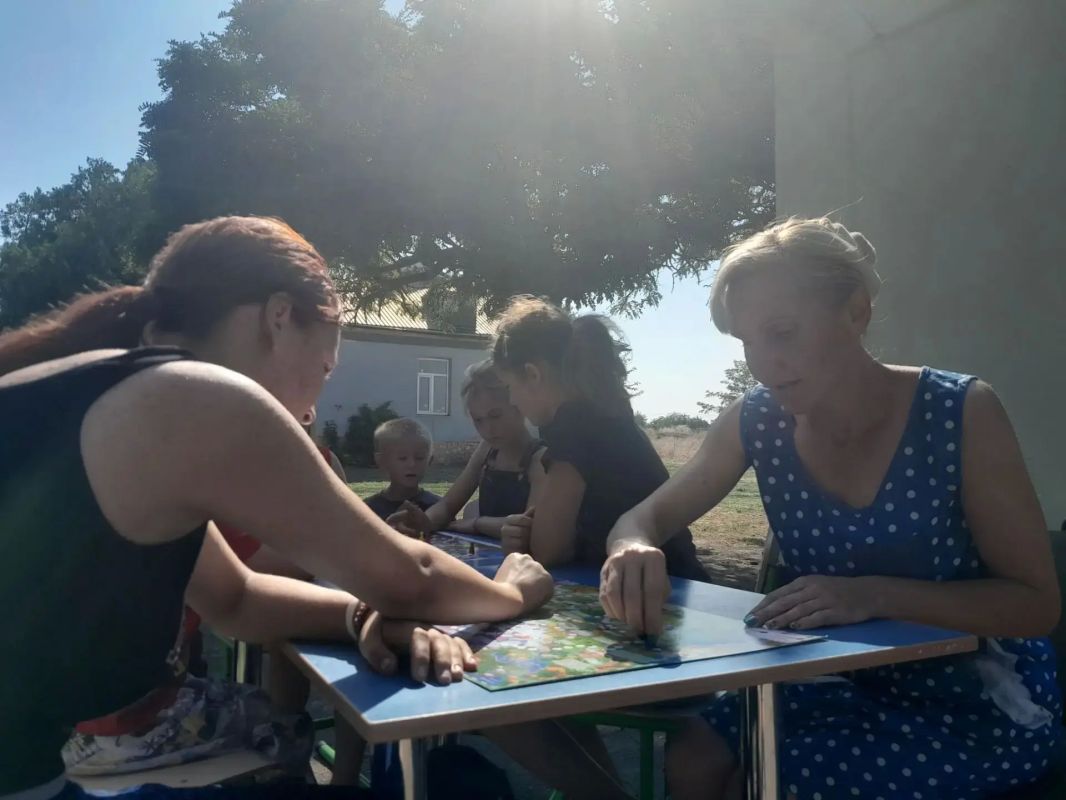 В Богдановском сельском клубе на свежем воздухе прошли соревнования по настольным играм «Игры и смех — это для всех» В Богдановском сельском клубе на свежем воздухе прошли соревнования по настольным играм «Игры и смех — это для всех»