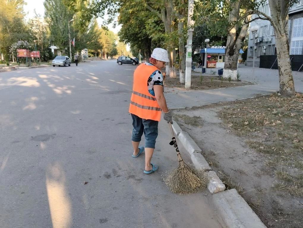 Сотрудники «Джарылгач» поддерживают чистоту в Скадовске Сотрудники «Джарылгач» поддерживают чистоту в Скадовске