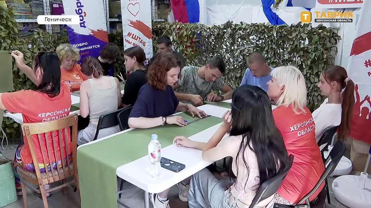 В Геническе волонтеры плетут маскировочные сети по новой технологии "полубантик", разработанной Альбиной Шмелёвой