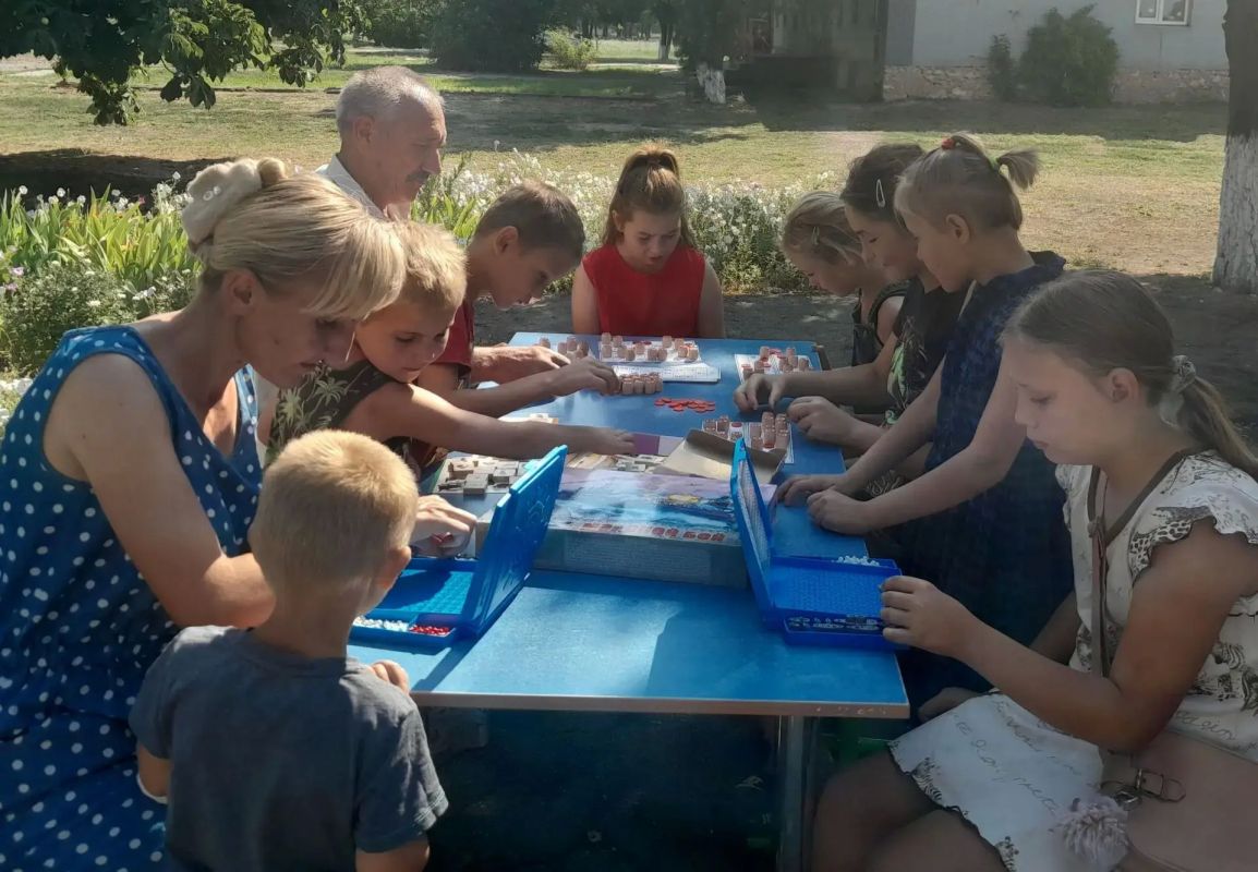 В Богдановском сельском клубе на свежем воздухе прошли соревнования по настольным играм «Игры и смех — это для всех» В Богдановском сельском клубе на свежем воздухе прошли соревнования по настольным играм «Игры и смех — это для всех»