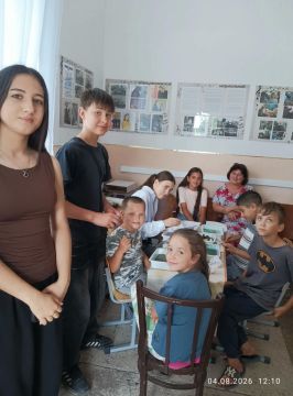 4 августа в Генической детской школе искусств (пгт Новоалексеевка) прошел творческий мастер-класс "Рисование на воде под звуки классической музыки"