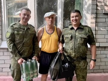 Сотрудники СК помогли жителю Геническа, чей дом пострадал от обстрела ВСУ