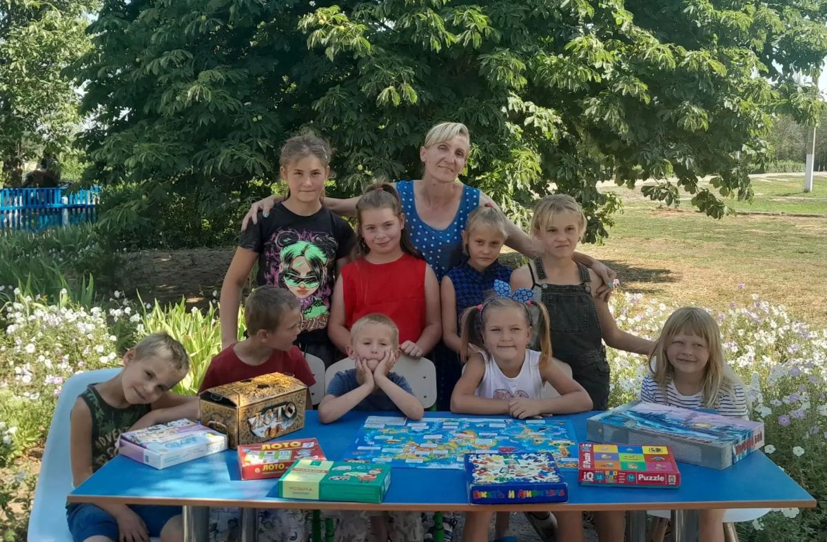 В Богдановском сельском клубе на свежем воздухе прошли соревнования по настольным играм «Игры и смех — это для всех»