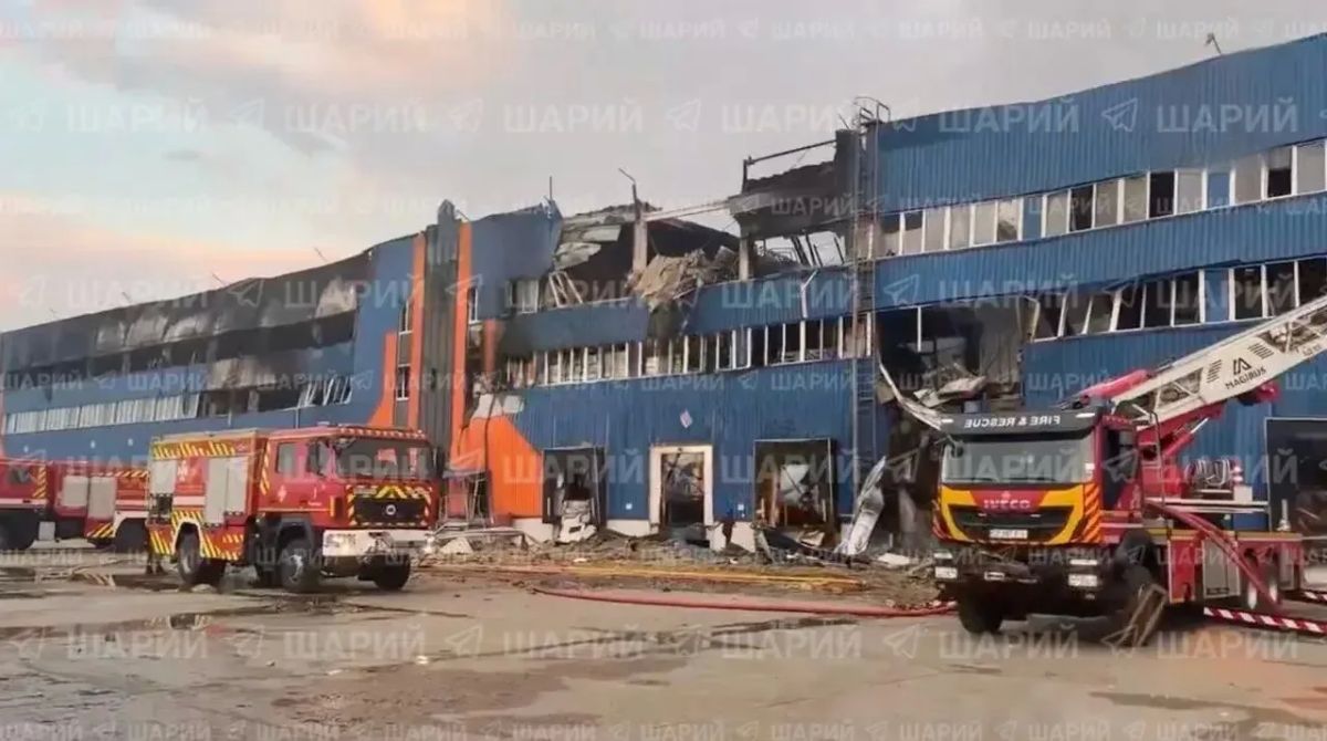 В Броварах почти полностью выгорел склад крупнейшего интернет-магазина «Розетка» В Броварах почти полностью выгорел склад крупнейшего интернет-магазина «Розетка»