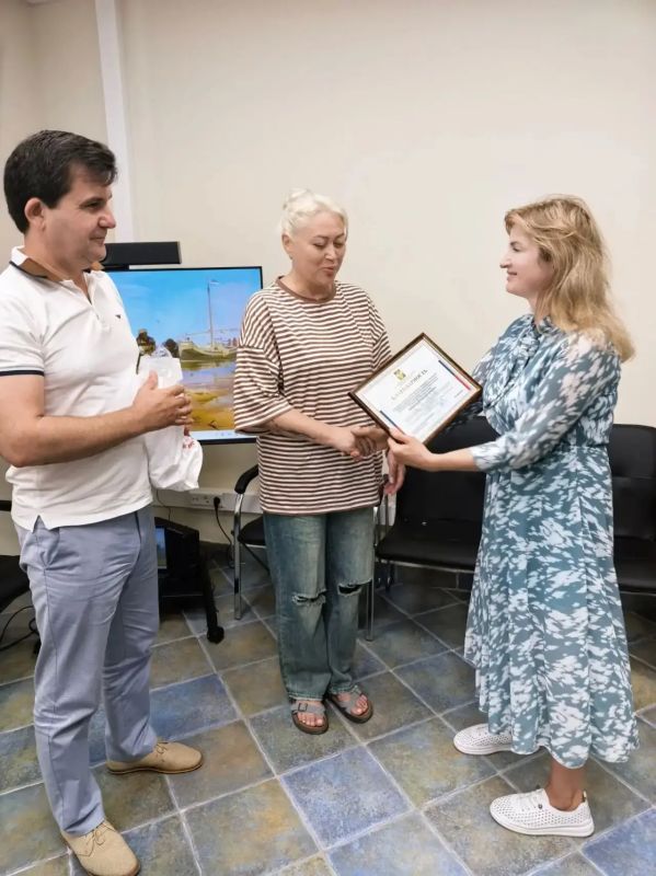 Совместно с заместителем Председателя Правительства С.Н. Черевко вручили благодарность Уполномоченного по правам ребенка заместителю начальника отдела по делам несовершеннолетних ГУ МВД России по Херсонской области Екатерине... Совместно с заместителем Председателя Правительства С.Н. Черевко вручили благодарность Уполномоченного по правам ребенка заместителю начальника отдела по делам несовершеннолетних ГУ МВД России по Херсонской области Екатерине...