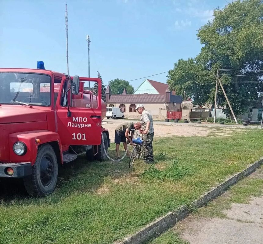 В Лазурном организовали доставку технической воды в детский сад и для населения В Лазурном организовали доставку технической воды в детский сад и для населения