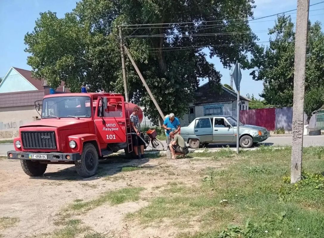 В Лазурном организовали доставку технической воды в детский сад и для населения В Лазурном организовали доставку технической воды в детский сад и для населения