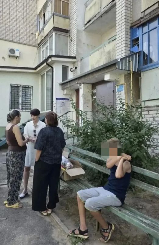 Специалисты отдела опеки и замглавы Новокаховского округа Юлия Боган провели выездную проверку семьи с несовершеннолетними детьми