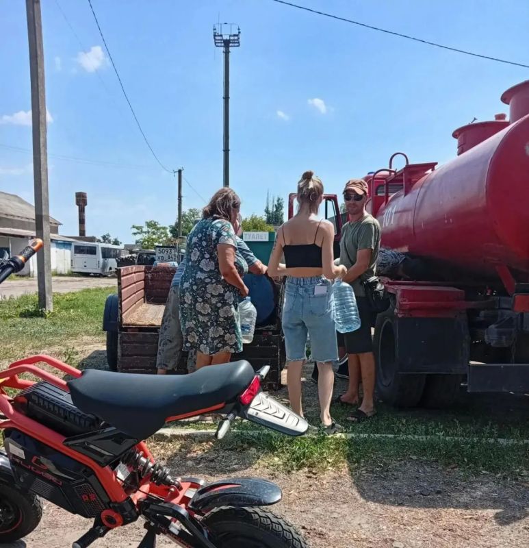 В Лазурном организовали доставку технической воды в детский сад и для населения В Лазурном организовали доставку технической воды в детский сад и для населения