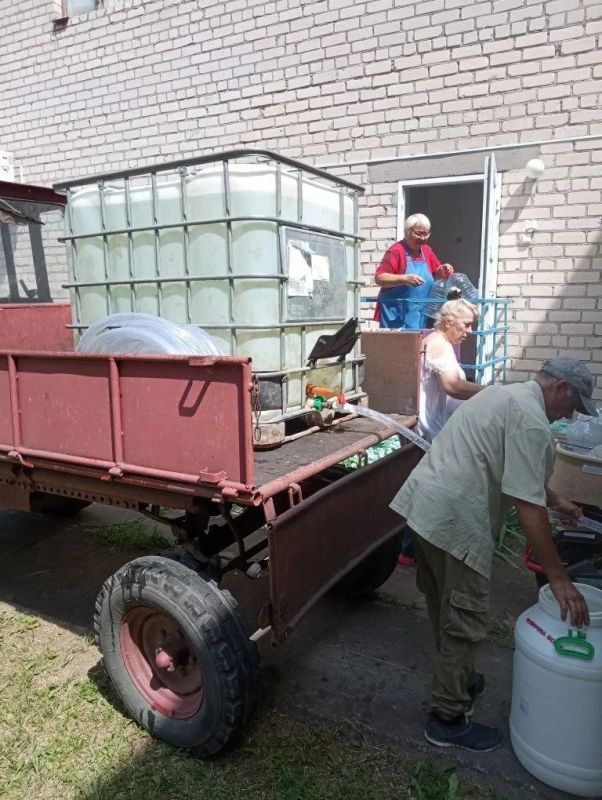 В Лазурном организовали доставку технической воды в детский сад и для населения В Лазурном организовали доставку технической воды в детский сад и для населения