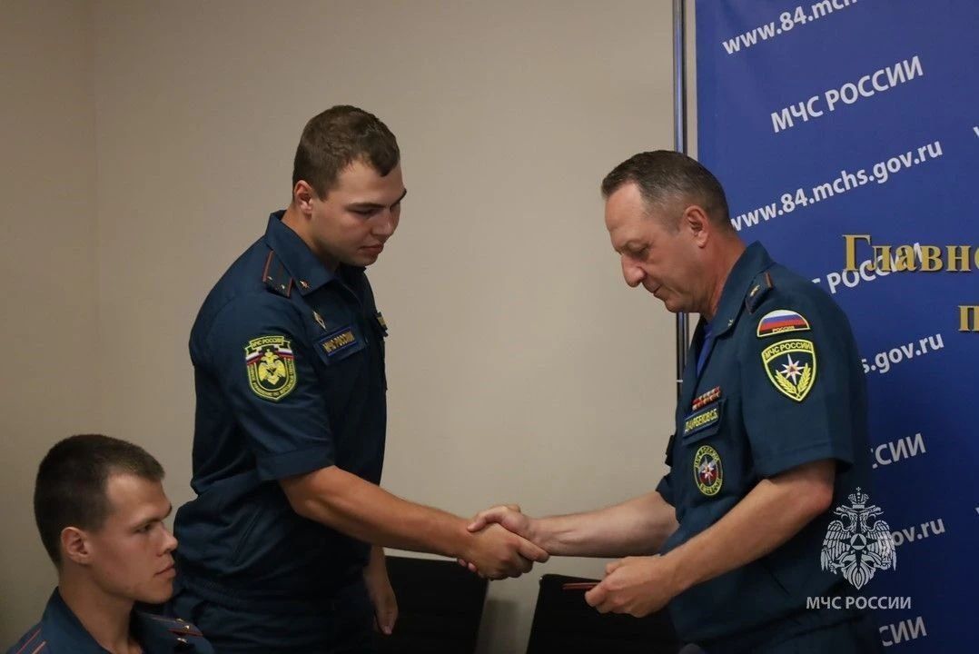 Новым сотрудникам МЧС Херсонской области торжественно вручили служебные удостоверения Новым сотрудникам МЧС Херсонской области торжественно вручили служебные удостоверения
