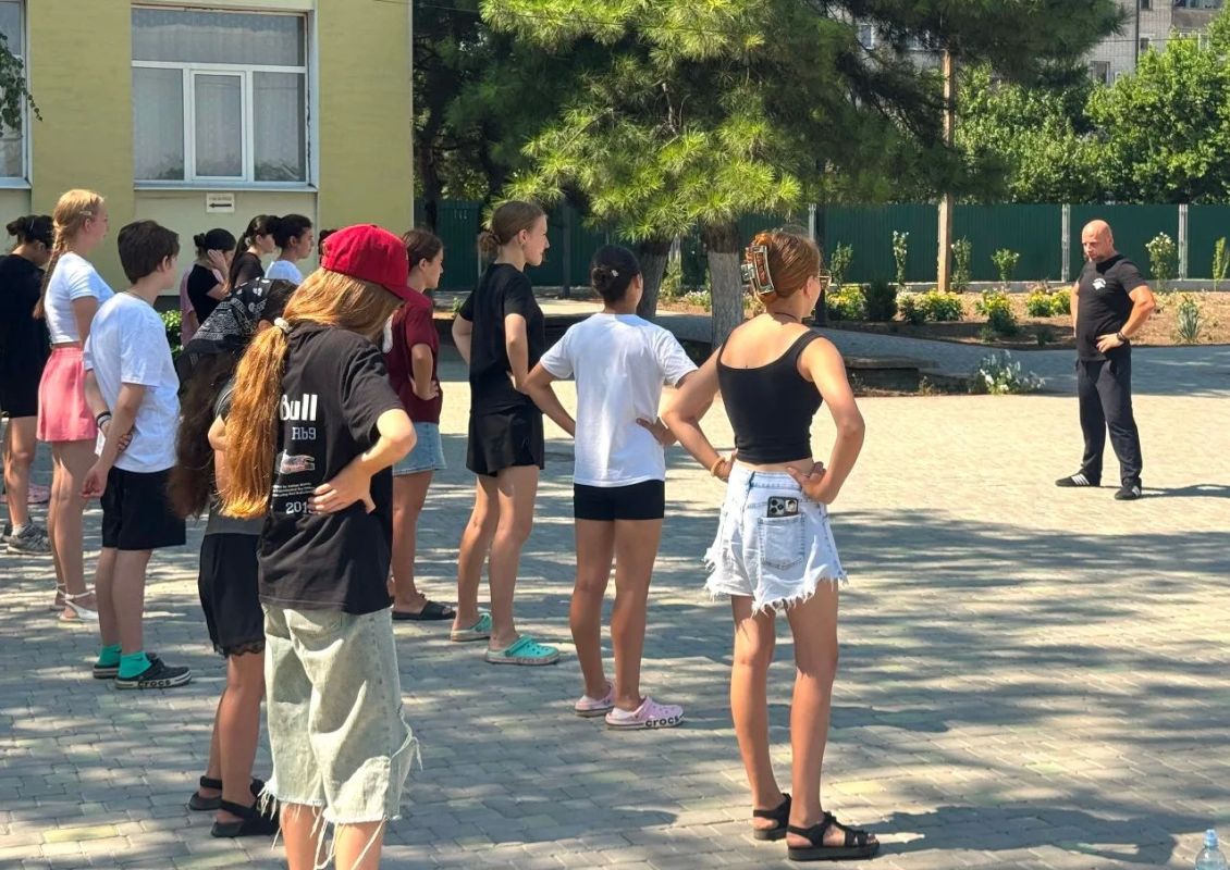 Транспортные полицейские провели для школьников Херсонской области «Зарядку со стражем порядка» Транспортные полицейские провели для школьников Херсонской области «Зарядку со стражем порядка»