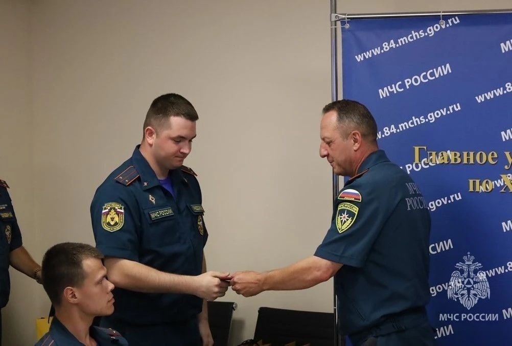 Новым сотрудникам МЧС Херсонской области торжественно вручили служебные удостоверения Новым сотрудникам МЧС Херсонской области торжественно вручили служебные удостоверения