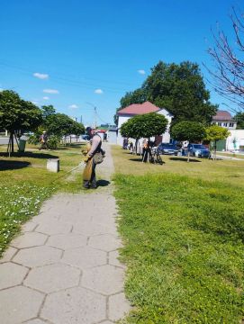 Коммунальные работники Каховки каждое утро выходят на улицы, чтобы поддерживать чистоту и порядок в городе