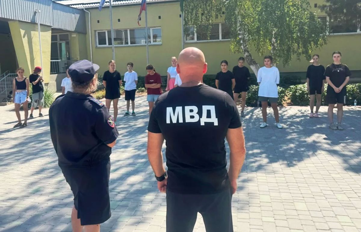 Транспортные полицейские провели для школьников Херсонской области «Зарядку со стражем порядка» Транспортные полицейские провели для школьников Херсонской области «Зарядку со стражем порядка»