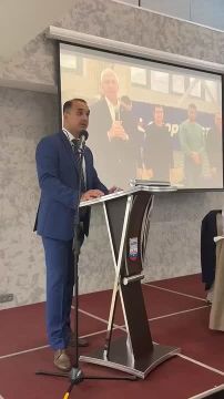 На отчетно-выборной конференции Президент АМФР Эмиль Алиев представляет доклад о работе организации в 2021–2026 годах