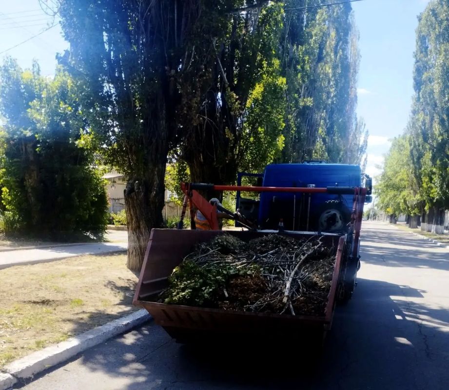 Коммунальные работники Каховки каждое утро выходят на улицы, чтобы поддерживать чистоту и порядок в городе Коммунальные работники Каховки каждое утро выходят на улицы, чтобы поддерживать чистоту и порядок в городе