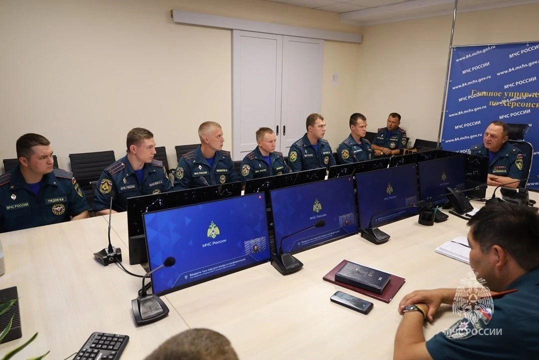 Новым сотрудникам МЧС Херсонской области торжественно вручили служебные удостоверения Новым сотрудникам МЧС Херсонской области торжественно вручили служебные удостоверения