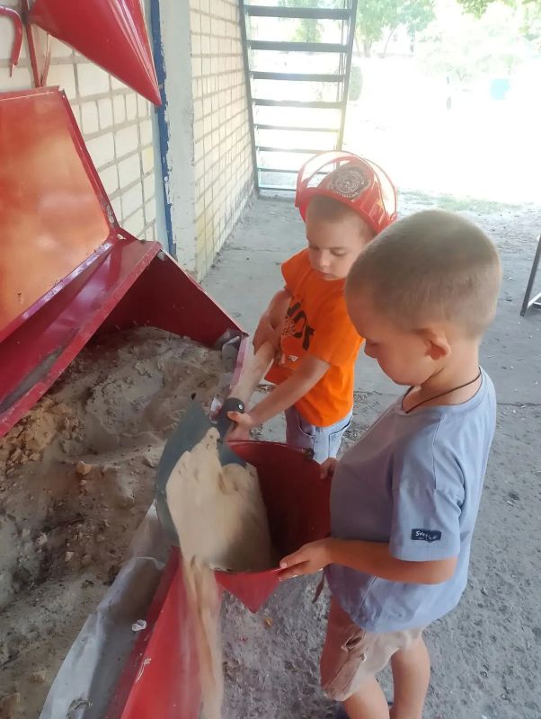 В детском саду Владимировки прошло занятие по пожарной безопасности В детском саду Владимировки прошло занятие по пожарной безопасности