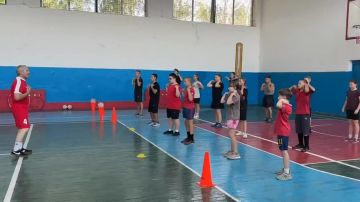 В Каховке День физкультурника встретили зарядкой с мировым рекордсменом