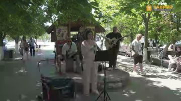 На Аллее сказок в Геническе продолжаются летние концерты под открытым небом