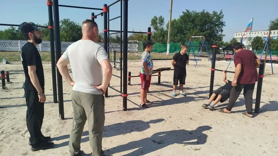Спортсмены из Геническа и Каховки провели тренировку на новой спортплощадке в Федоровке