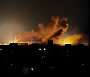 После атаки по объектам в Запорожской области начался крупный пожар