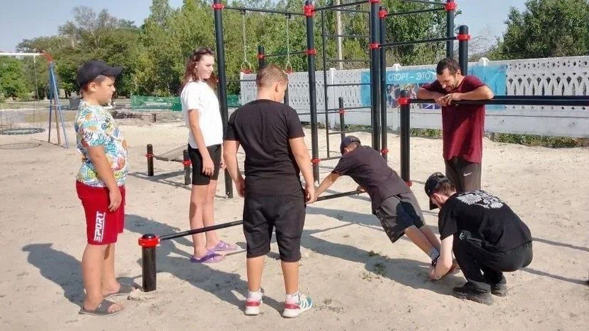 Пустырь превратили в современную спортплощадку: новое пространство открыли в Фёдоровке