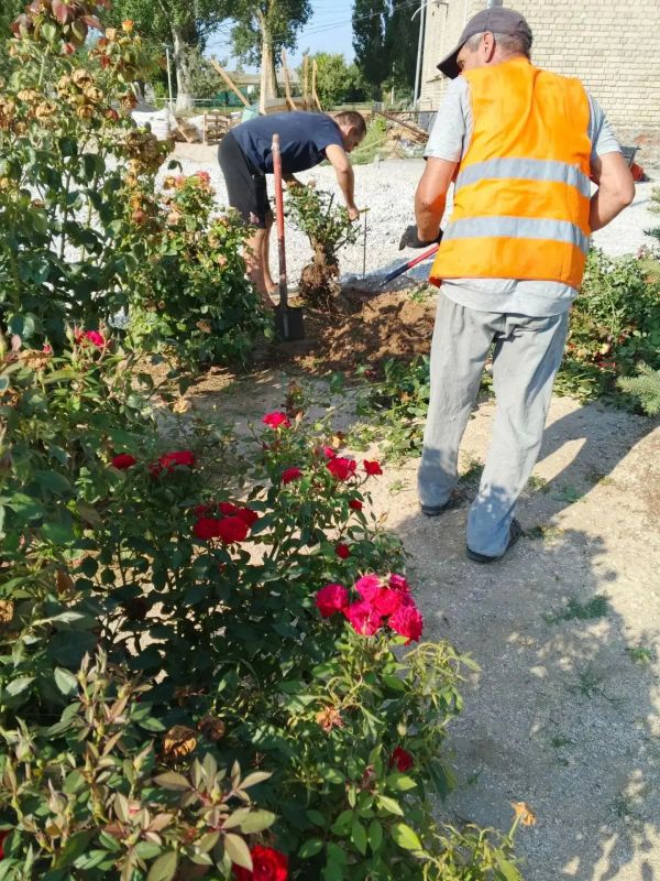 Работники МКУ «Азовкоммунсервис» продолжают благоустройство Генического округа