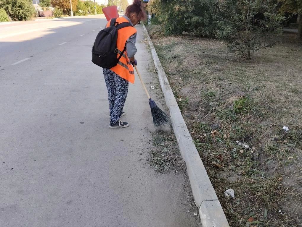Сотрудники МБУ «Джарылгач» продолжают плановые работы по благоустройству Скадовска Сотрудники МБУ «Джарылгач» продолжают плановые работы по благоустройству Скадовска