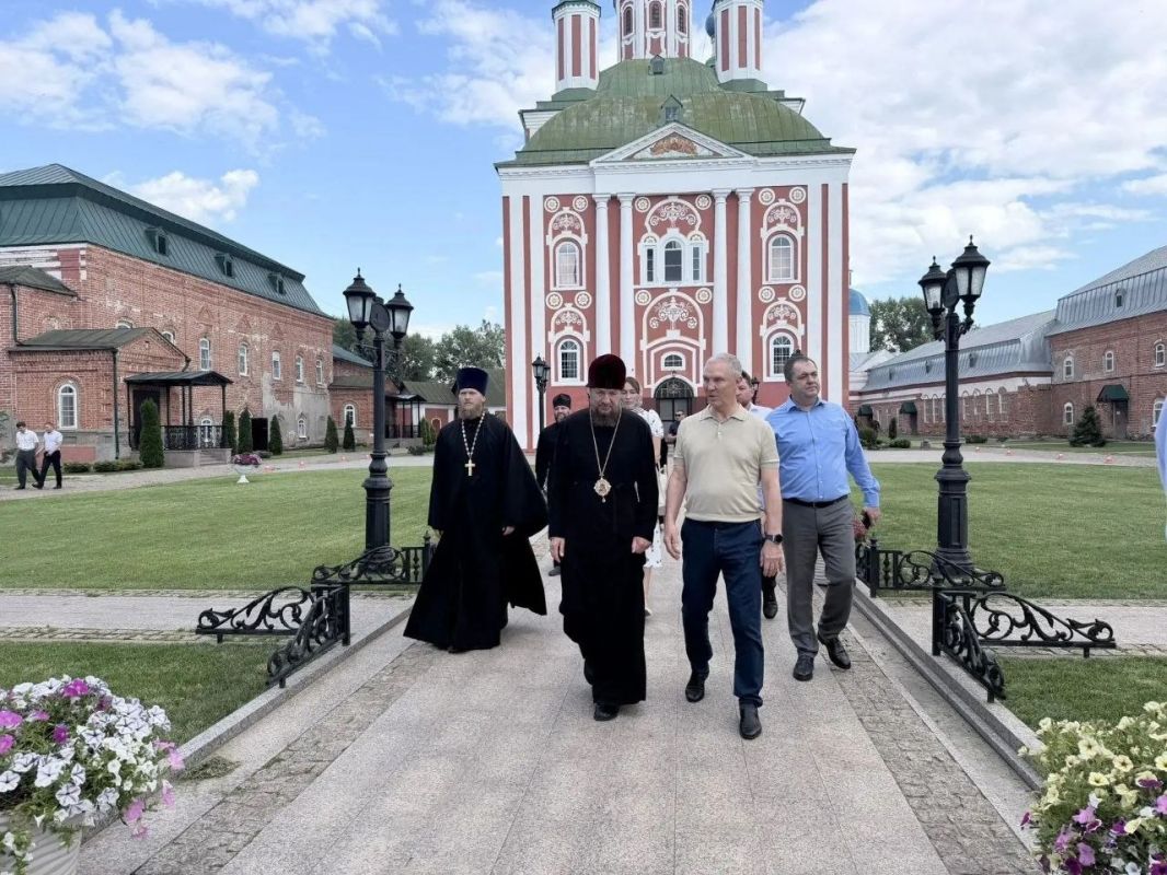 Руководитель Постоянного Представительства Херсонской области при Правительстве РФ Владимир Боделан вместе с Губернатором Херсонской области Владимиром Сальдо посетил Рождество-Богородичный Санаксарский монастырь, где... Руководитель Постоянного Представительства Херсонской области при Правительстве РФ Владимир Боделан вместе с Губернатором Херсонской области Владимиром Сальдо посетил Рождество-Богородичный Санаксарский монастырь, где...