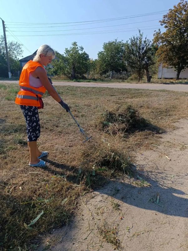 Благоустройство продолжается: работники МКУ «Горжилстрой» навели порядок в Геническе и населенных пунктах округа 11 августа специалисты муниципального учреждения провели плановые работы по благоустройству территорий Благоустройство продолжается: работники МКУ «Горжилстрой» навели порядок в Геническе и населенных пунктах округа 11 августа специалисты муниципального учреждения провели плановые работы по благоустройству территорий