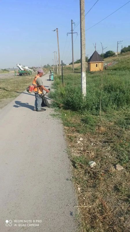 Работники МКУ «Азовкоммунсервис» продолжают благоустройство Генического округа Работники МКУ «Азовкоммунсервис» продолжают благоустройство Генического округа