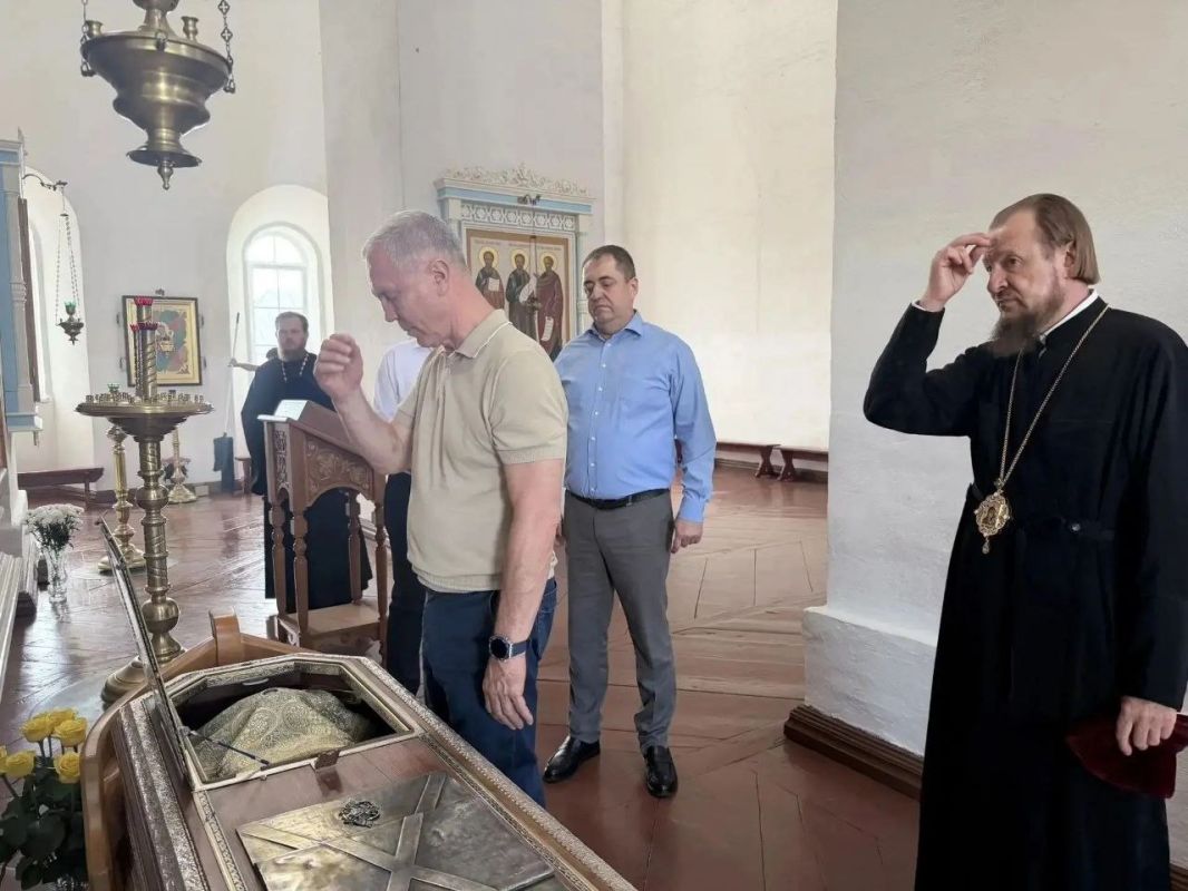 Руководитель Постоянного Представительства Херсонской области при Правительстве РФ Владимир Боделан вместе с Губернатором Херсонской области Владимиром Сальдо посетил Рождество-Богородичный Санаксарский монастырь, где... Руководитель Постоянного Представительства Херсонской области при Правительстве РФ Владимир Боделан вместе с Губернатором Херсонской области Владимиром Сальдо посетил Рождество-Богородичный Санаксарский монастырь, где...