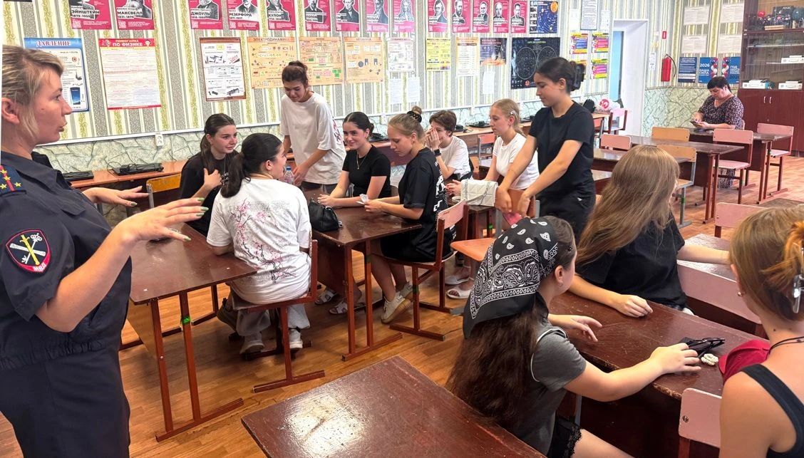 В Херсонской области транспортные полицейские провели для школьников урок кибергигиены В Херсонской области транспортные полицейские провели для школьников урок кибергигиены