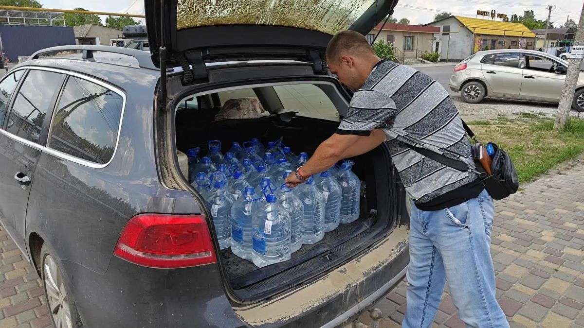 Активисты Молодой Гвардии адресно привозят воду маломобильным жителям Каланчака Активисты Молодой Гвардии адресно привозят воду маломобильным жителям Каланчака