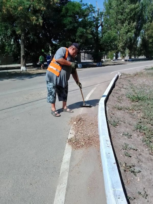 Благоустройство продолжается: работники МКУ «Горжилстрой» навели порядок в Геническе и населенных пунктах округа 11 августа специалисты муниципального учреждения провели плановые работы по благоустройству территорий