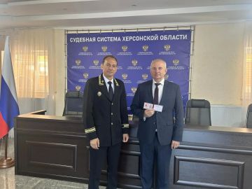 Сегодня в Херсонском областном суде председатель суда Цветков Александр Яковлевич вручил удостоверения судьям Херсонской области