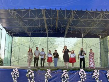 В Каховском округе появилась новая мобильная сцена для концертов