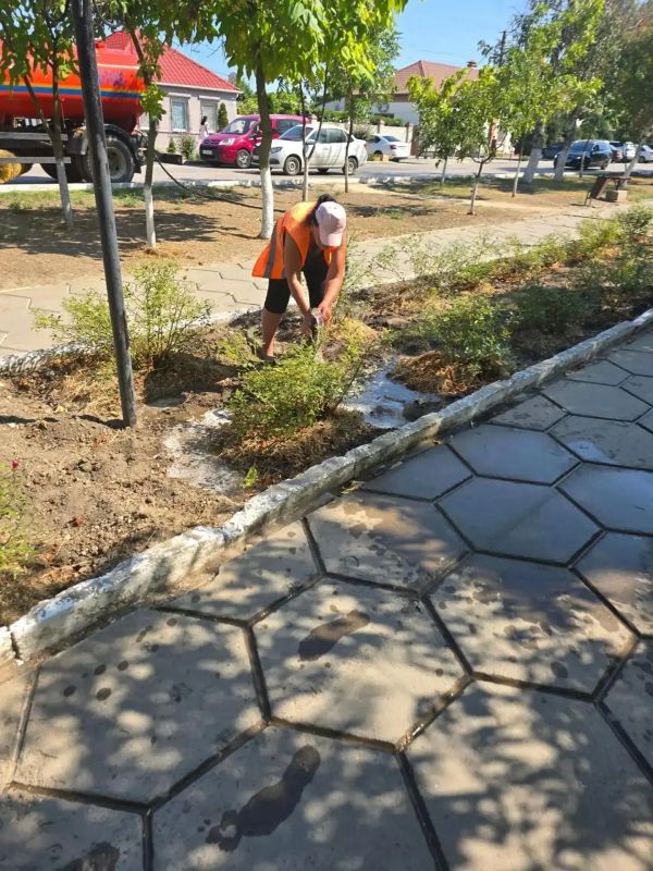 Работники МКУ «Горжилстрой» продолжают благоустройство населённых пунктов Генического округа Работники МКУ «Горжилстрой» продолжают благоустройство населённых пунктов Генического округа