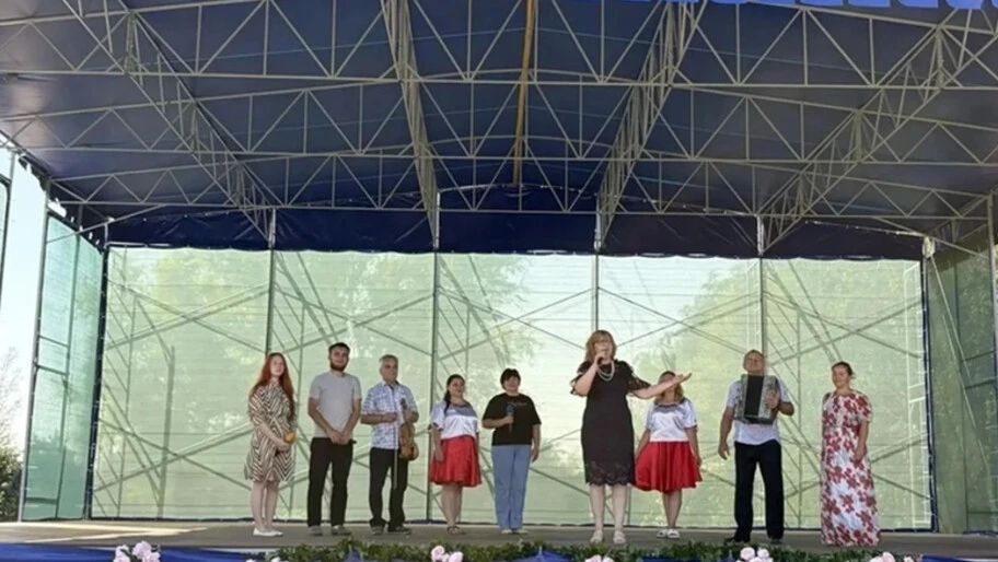 В Каховском округе установили большую мобильную сцену