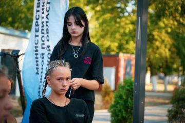 Красота в деталях. Проект «Лето с молодежкой» продолжает радовать полезными активностями! В этот раз Министерства молодёжной политики совместно с АНО «Патриот» провели мастер-класс, где девчонки учились создавать стильные...