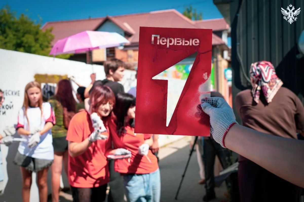 В Геническе создали стрит-арт с символикой общественных организаций В Геническе создали стрит-арт с символикой общественных организаций