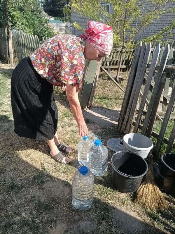 «Вода — основа жизни»: соцработники обеспечивают запас для подопечных «Вода — основа жизни»: соцработники обеспечивают запас для подопечных